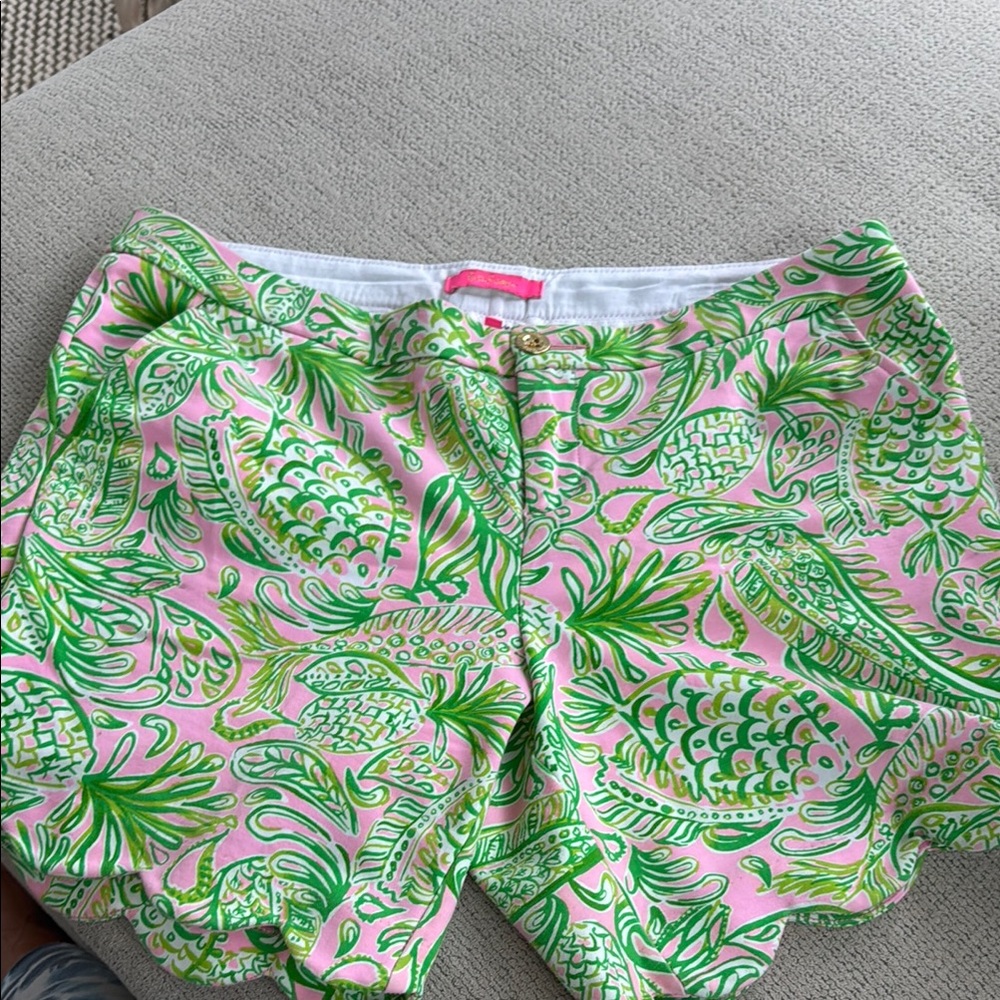 Lilly Pulitzer 🩷💚 Pink and Green Bermuda Shorts Vibrant Tropical Print